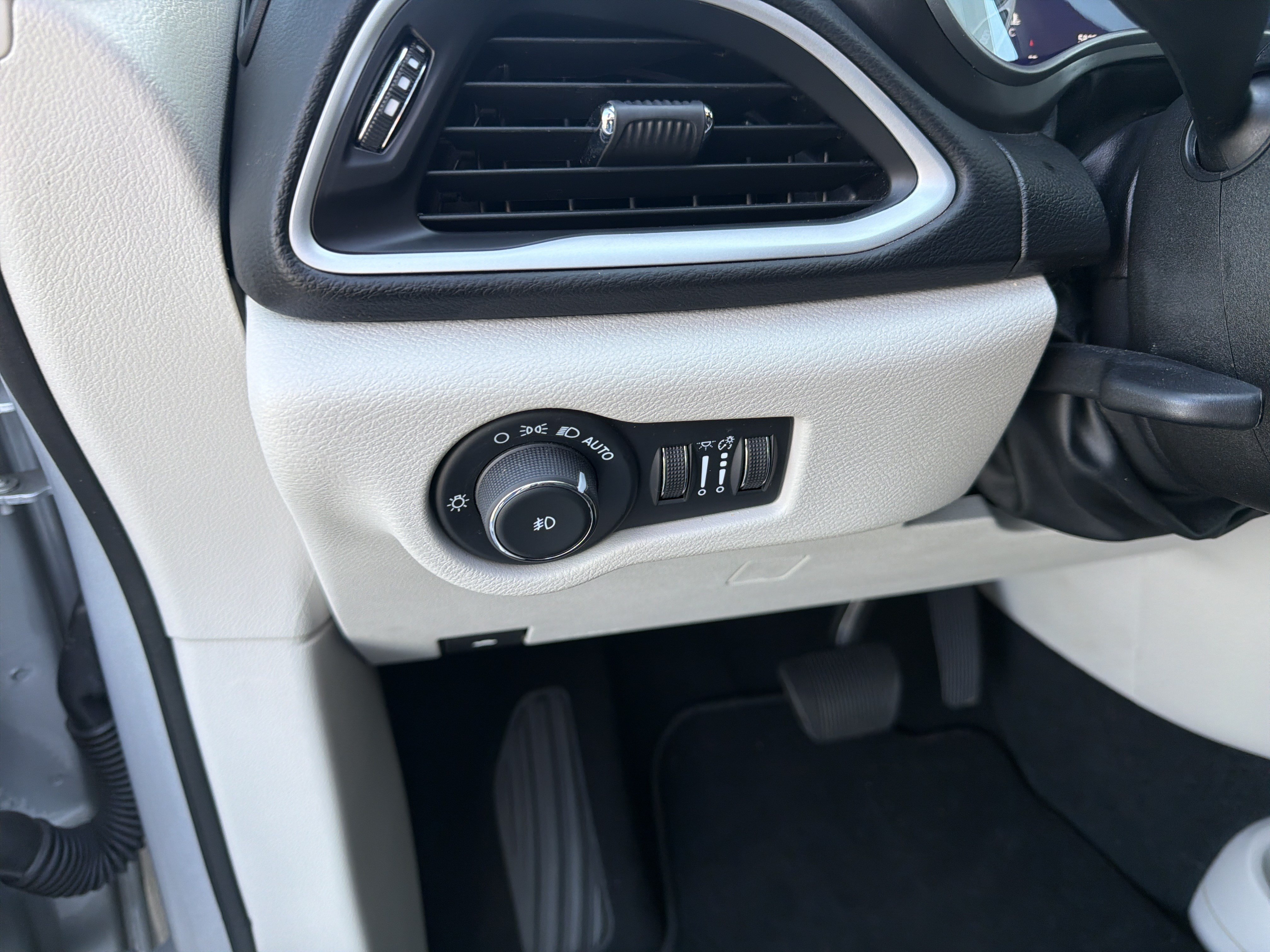 Used 2024 Chrysler Pacifica Touring-L FWD image 35