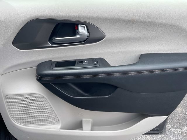 Used 2020 Chrysler Pacifica Touring-L FWD image 25