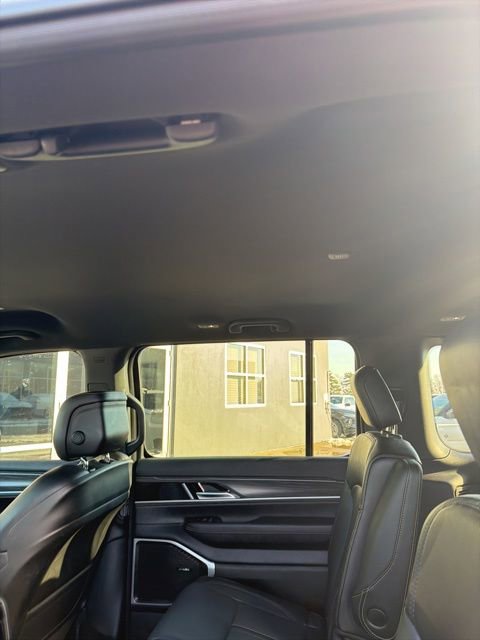 Used 2023 Jeep Wagoneer Series III w/ Preferred Equipment Group image 30