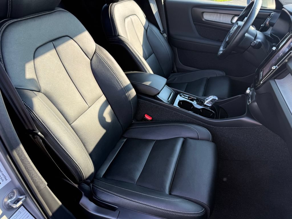 Used 2025 Volvo XC40 B5 Plus AWD/4WD image 15