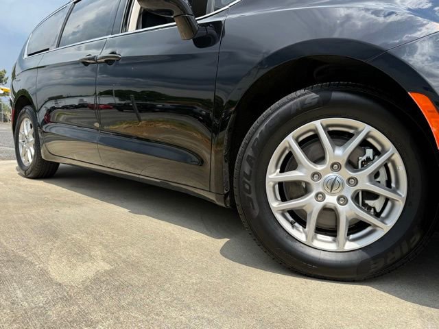 Used 2024 Chrysler Pacifica Touring-L FWD image 3