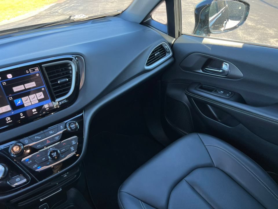 Used 2026 Chrysler Pacifica Select FWD image 30