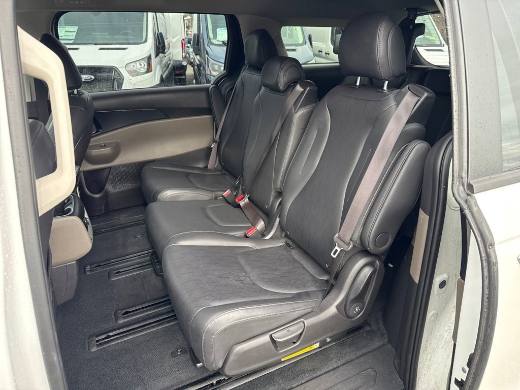 Used 2025 Kia Carnival image 23