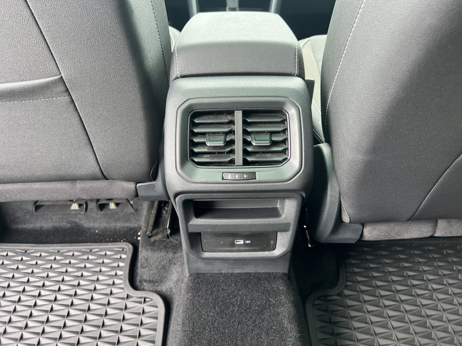 Used 2024 Volkswagen Taos SE w/ Panoramic Sunroof Package AWD/4WD image 24