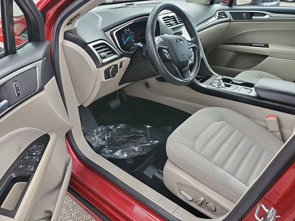 Certified 2017 Ford Fusion SE w/ Fusion SE Technology Package FWD image 10