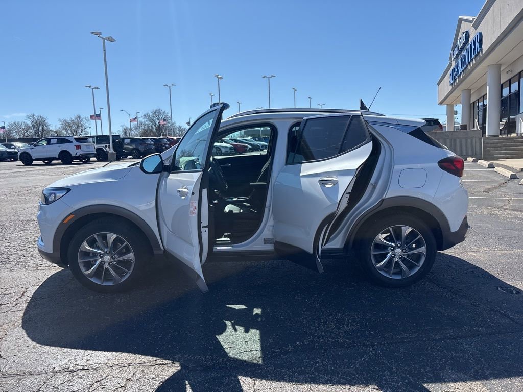 Used 2023 Buick Encore GX Essence w/ Experience Buick Package image 4