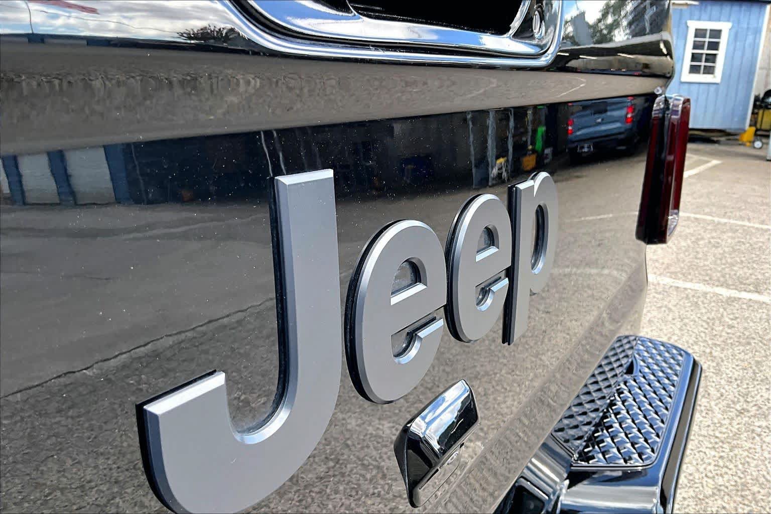 Used 2024 Jeep Gladiator Sport AWD/4WD image 32