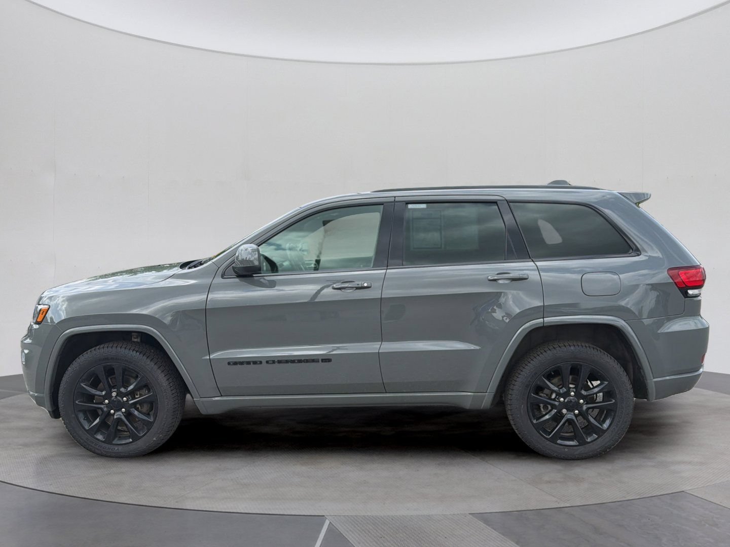 Used 2022 Jeep Grand Cherokee Laredo X AWD/4WD image 2