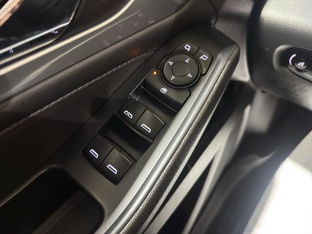 Used 2023 Chevrolet Traverse LT image 16