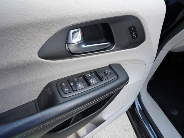 Used 2023 Chrysler Pacifica Touring-L FWD image 16