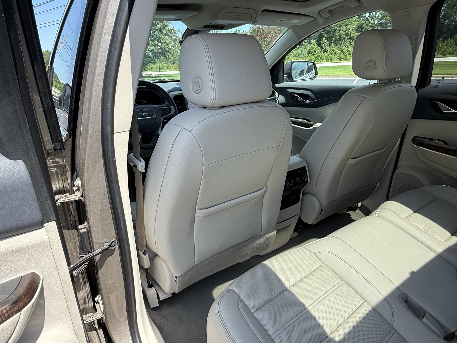 Used 2023 GMC Acadia Denali w/ Denali Ultimate Package FWD image 17