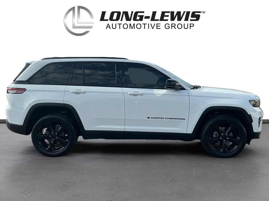 Used 2022 Jeep Grand Cherokee Altitude AWD/4WD image 8