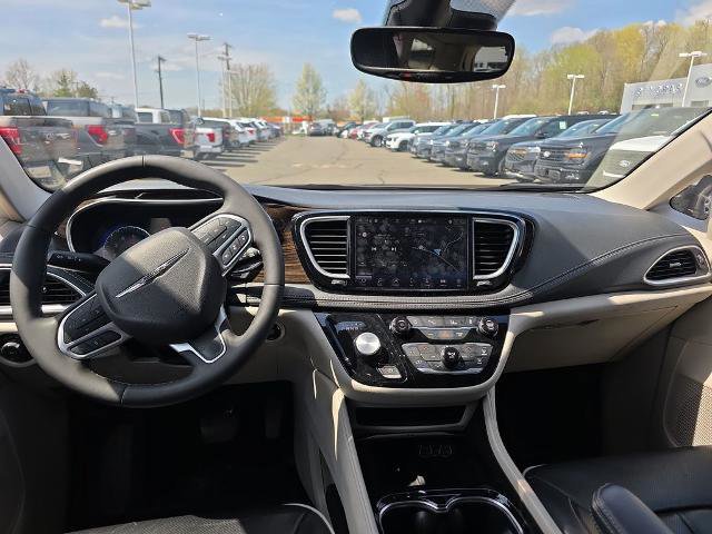 Used 2024 Chrysler Pacifica Limited FWD image 18