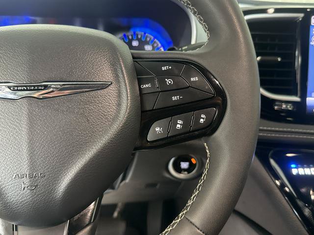 Used 2025 Chrysler Pacifica Limited FWD image 23