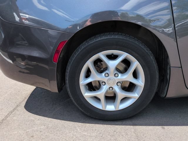 Used 2018 Chrysler Pacifica Touring-L Plus w/ Tire & Wheel Group FWD image 12