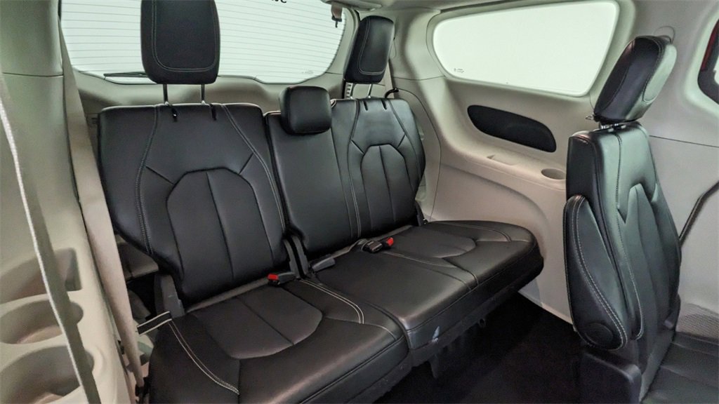 Used 2024 Chrysler Pacifica Touring-L image 35