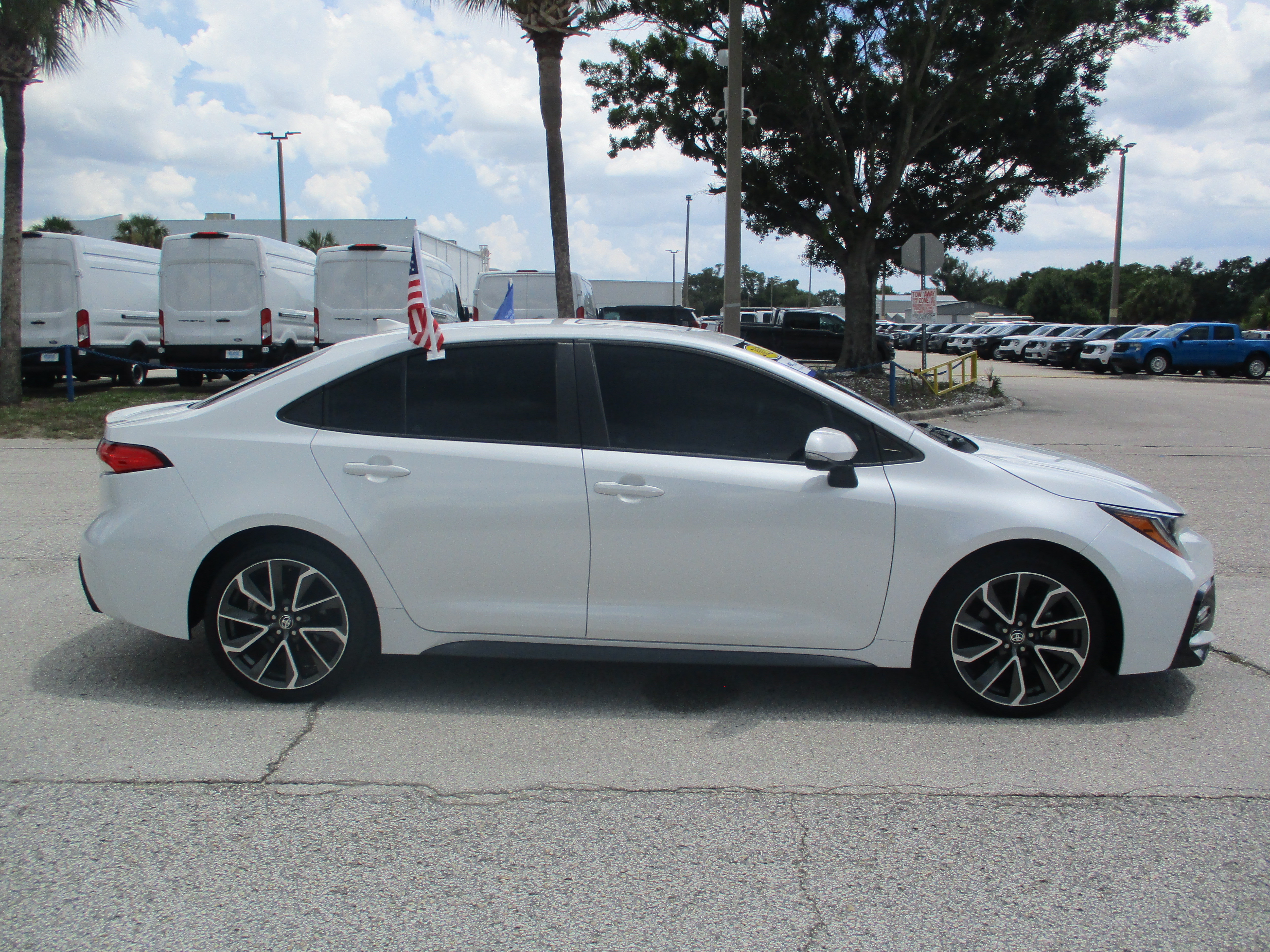 Used 2022 Toyota Corolla SE w/ SE Premium Package FWD image 8