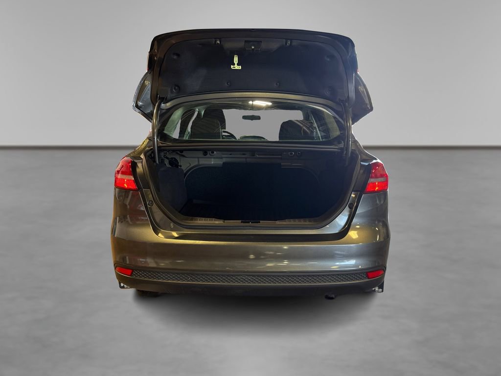 Certified 2018 Ford Focus SE w/ SE Appearance Package FWD image 11