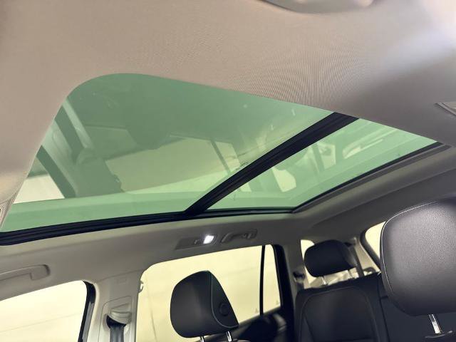 Used 2022 Volkswagen Tiguan SE w/ Panoramic Sunroof Package FWD image 11