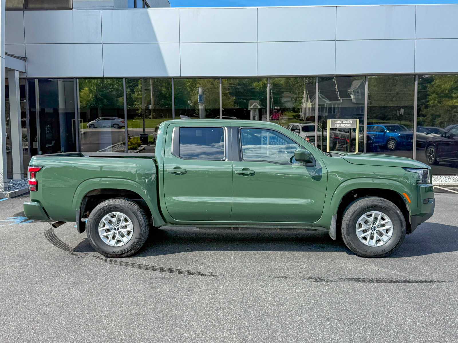 Used 2024 Nissan Frontier SV w/ Technology Package AWD/4WD image 8