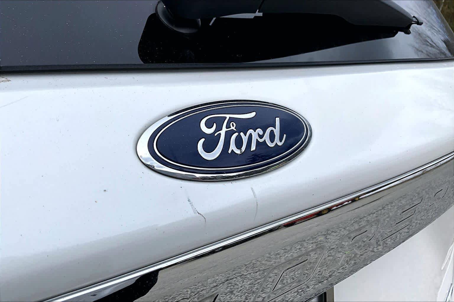 Certified 2022 Ford Explorer XLT w/ Equipment Group 202A AWD/4WD image 33