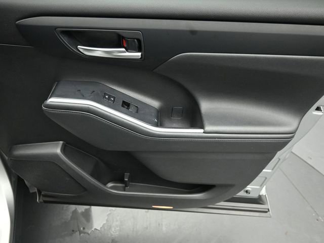 Used 2021 Toyota Highlander XLE AWD/4WD image 45