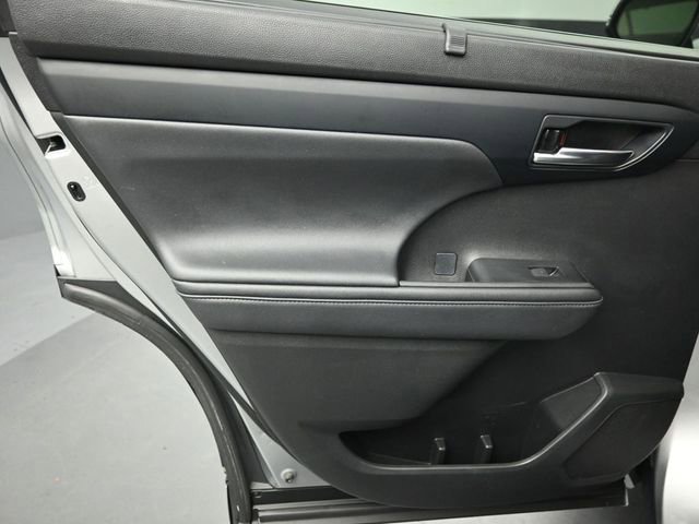 Used 2021 Toyota Highlander XLE AWD/4WD image 24
