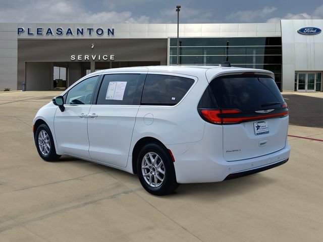 Used 2024 Chrysler Pacifica Touring-L FWD image 3