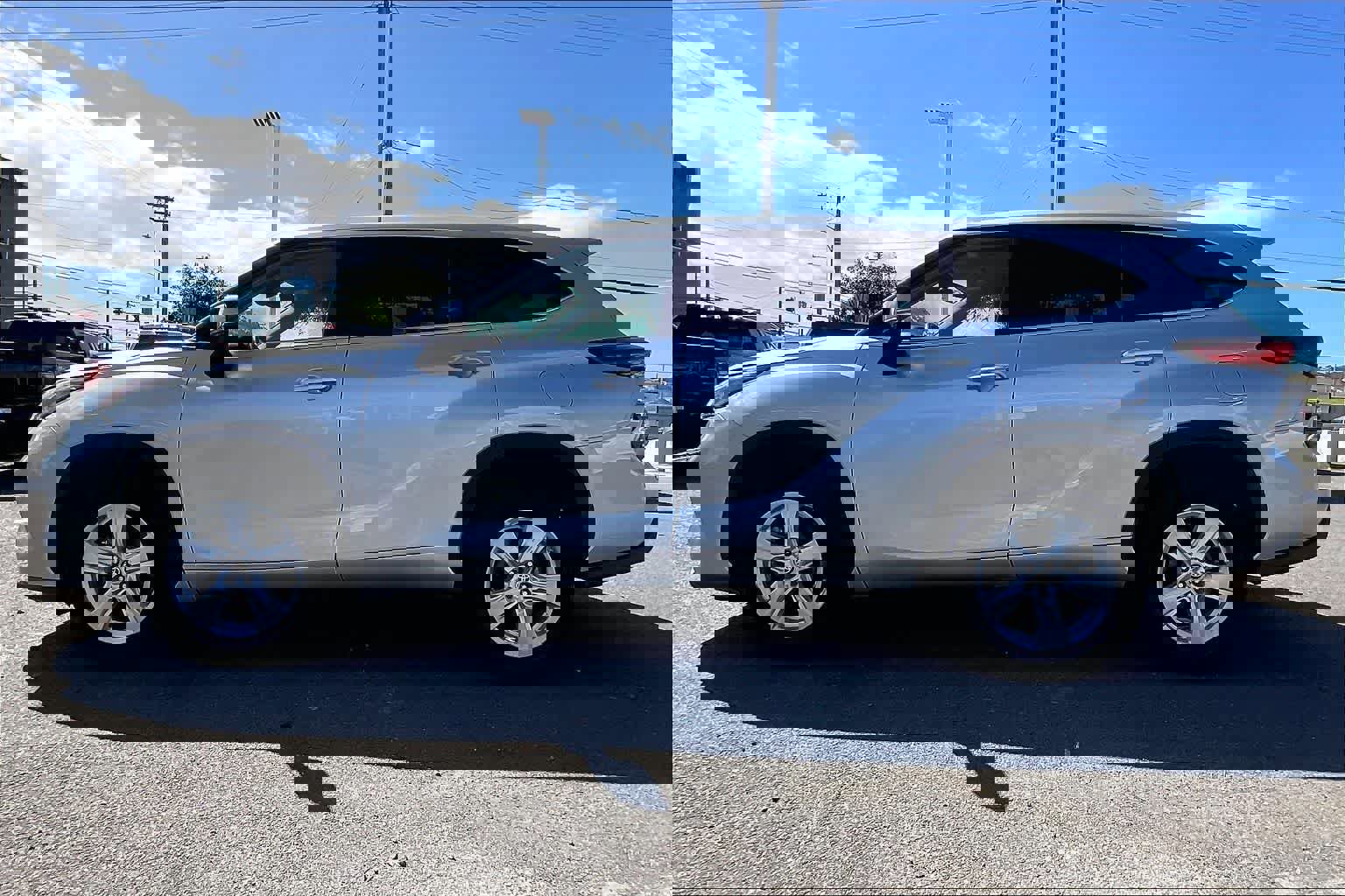 Used 2023 Toyota Highlander LE FWD image 5