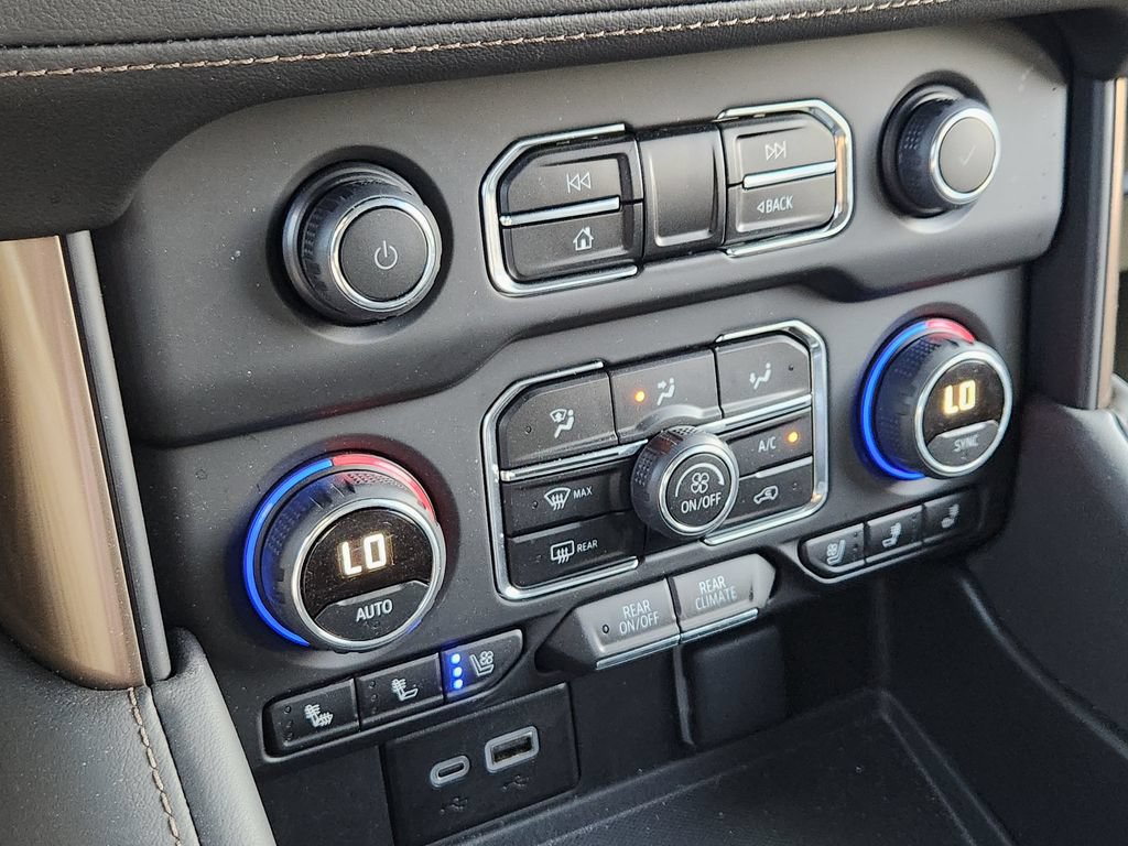 Used 2024 Chevrolet Tahoe High Country AWD/4WD image 18