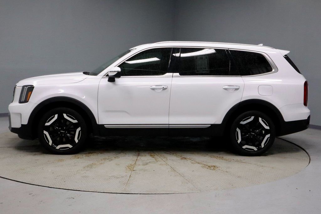 Used 2023 Kia Telluride S image 2