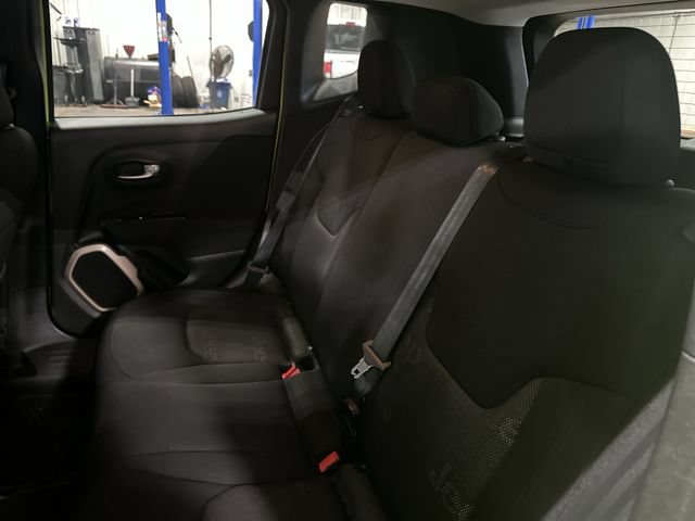 Used 2017 Jeep Renegade Latitude w/ Cold Weather Group FWD image 30