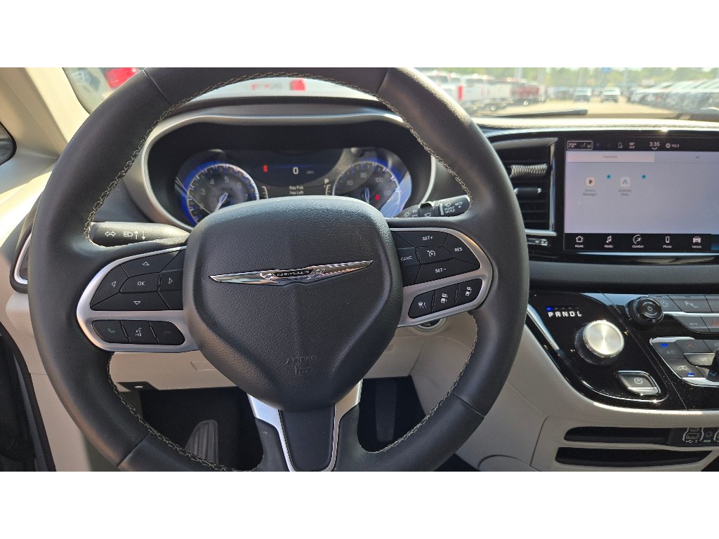 Used 2024 Chrysler Pacifica Touring-L FWD image 33
