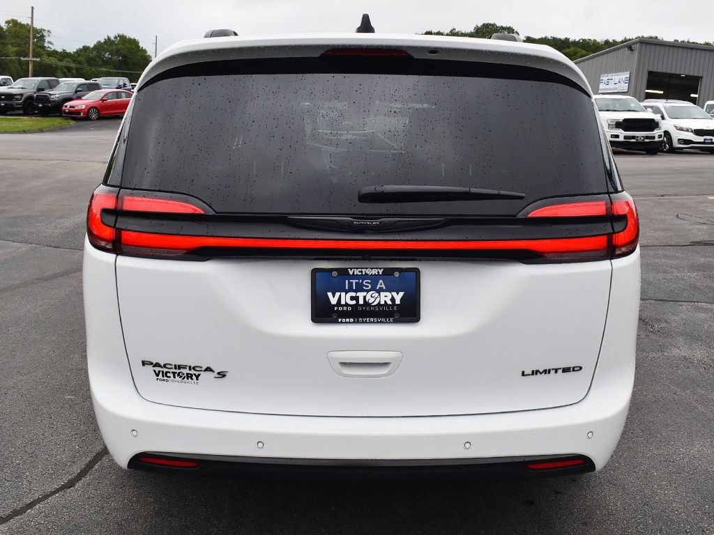 Used 2025 Chrysler Pacifica Limited FWD image 28