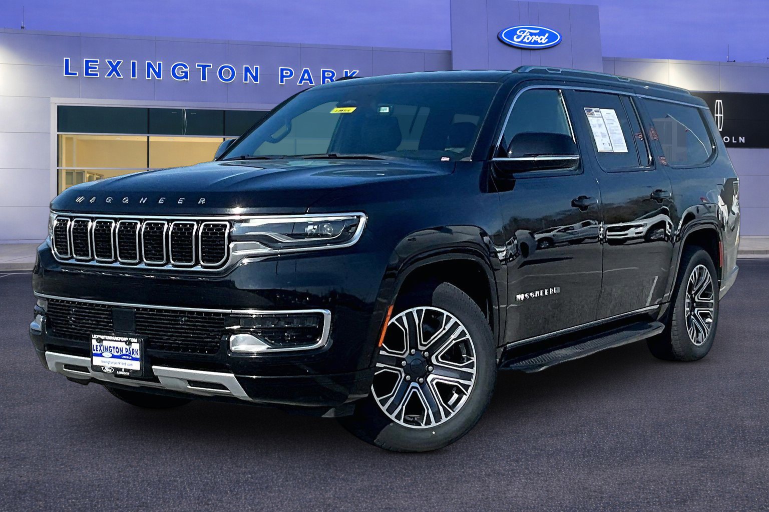 Used 2024 Jeep Wagoneer L Series II w/ Flexible Seating Group AWD/4WD image 3