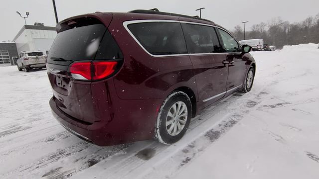 Used 2017 Chrysler Pacifica Touring-L image 9