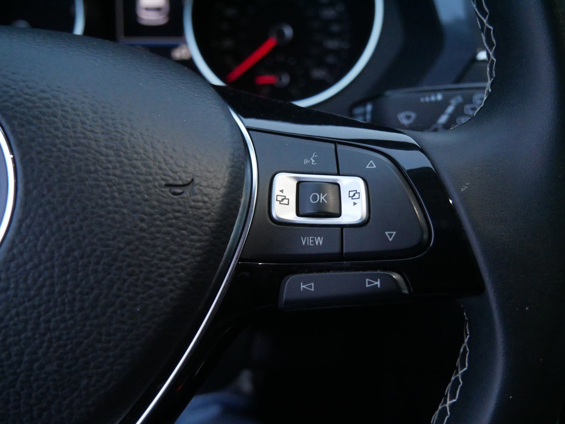 Used 2021 Volkswagen Tiguan SE w/ Panoramic Sunroof Package image 29