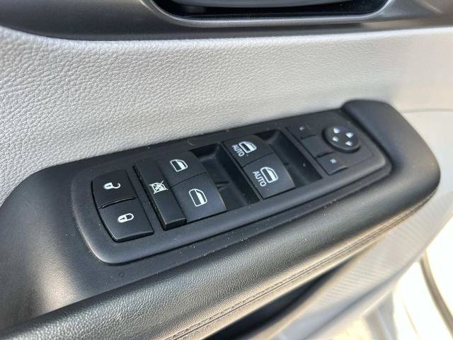 Used 2023 Chrysler Pacifica Touring-L FWD image 21