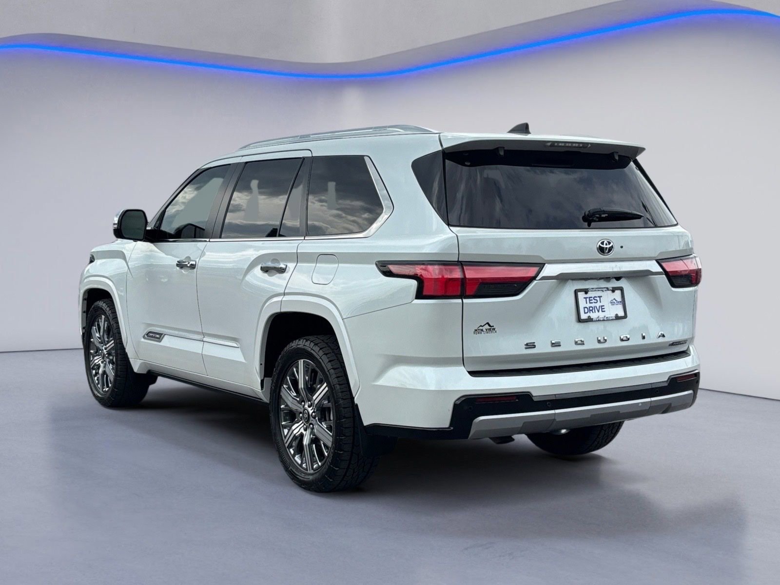 Used 2025 Toyota Sequoia Capstone AWD/4WD image 4