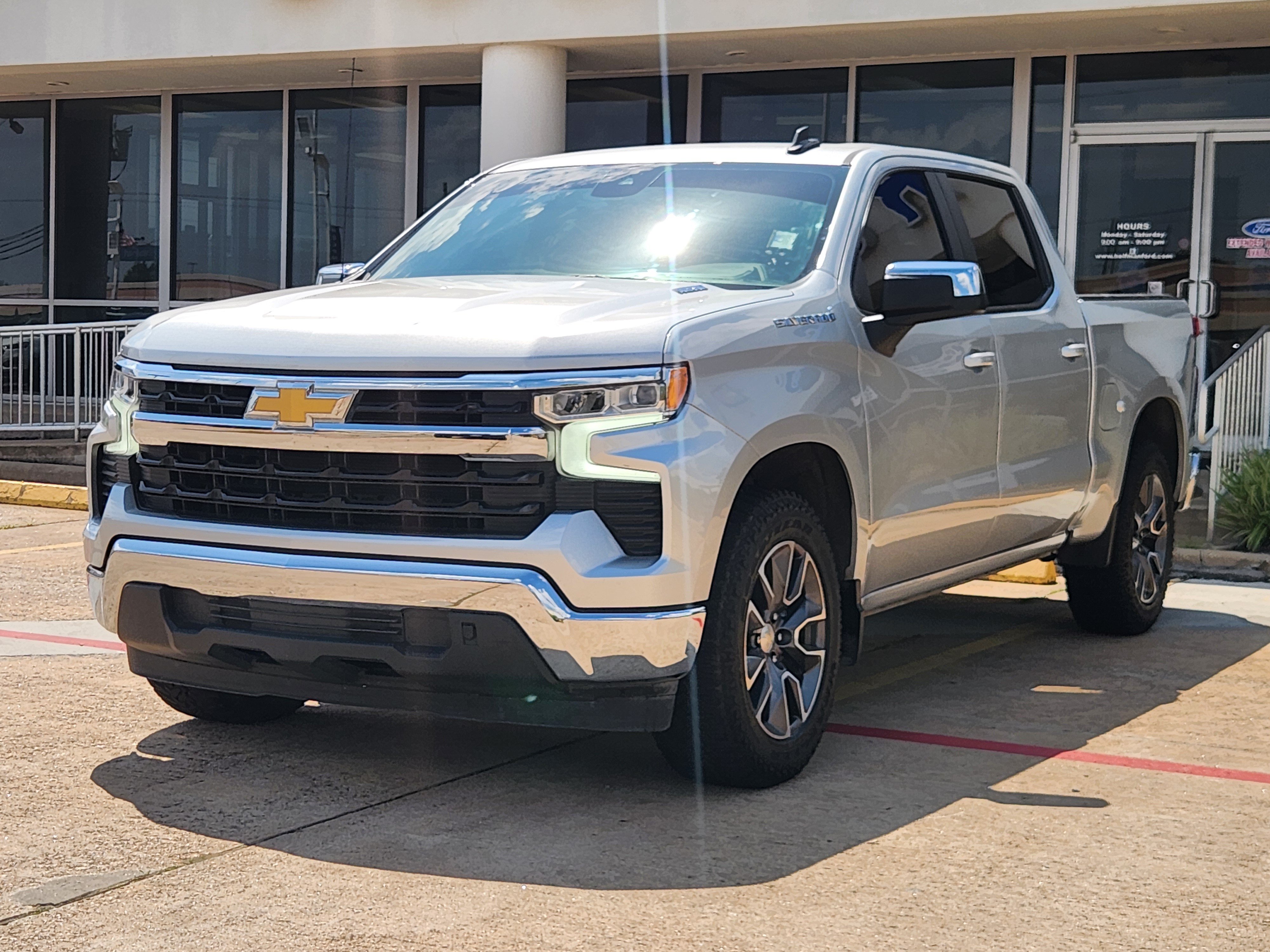 Used 2022 Chevrolet Silverado 1500 LT w/ Protection Package RWD image 2