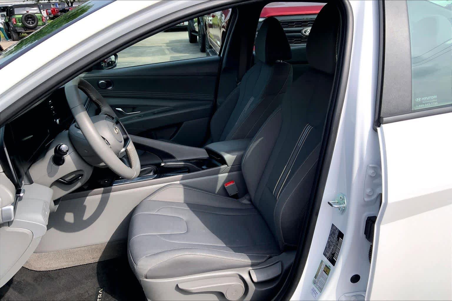 Used 2025 Hyundai Elantra Sport FWD image 8