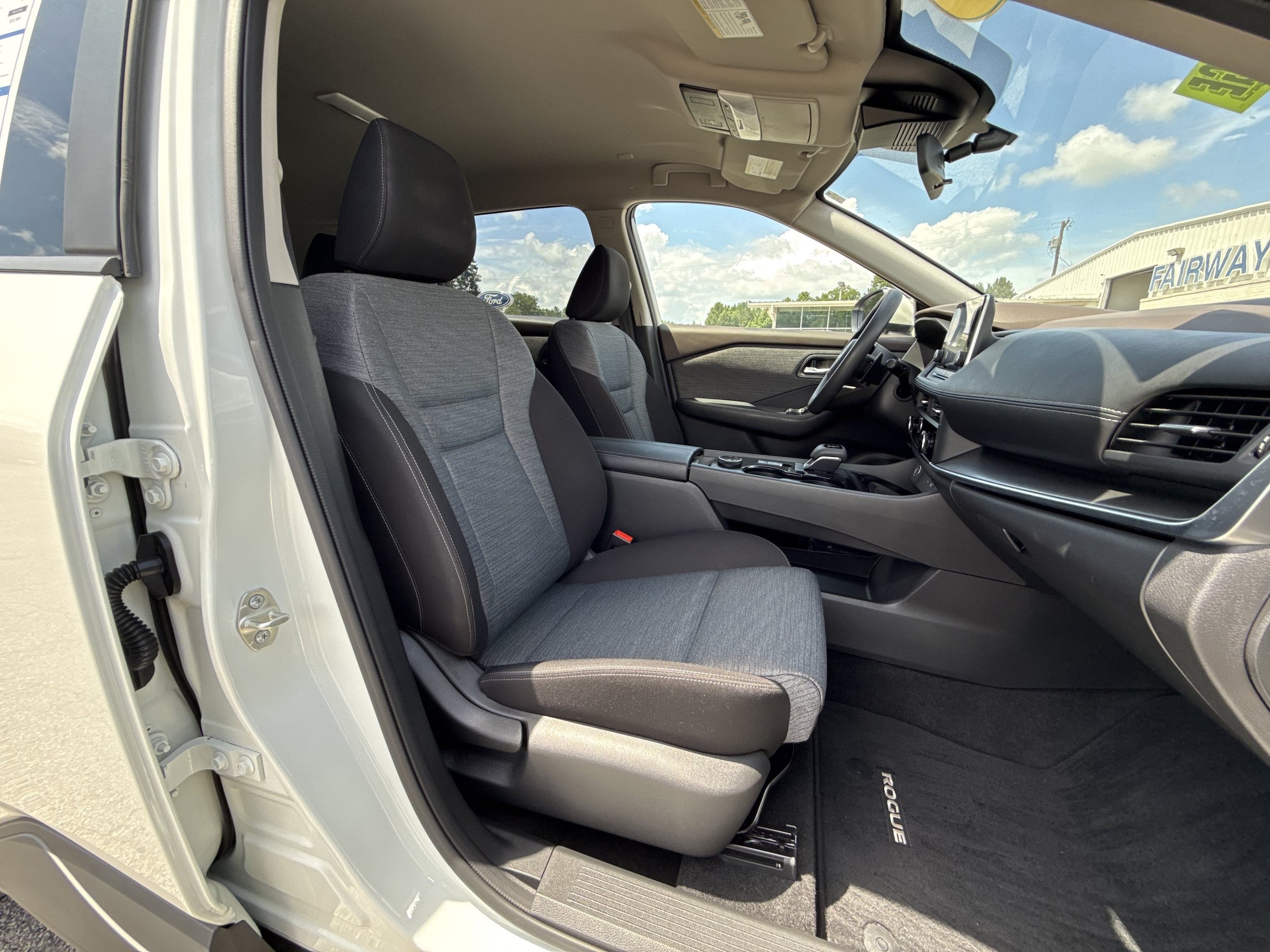 Used 2023 Nissan Rogue SV AWD/4WD image 11