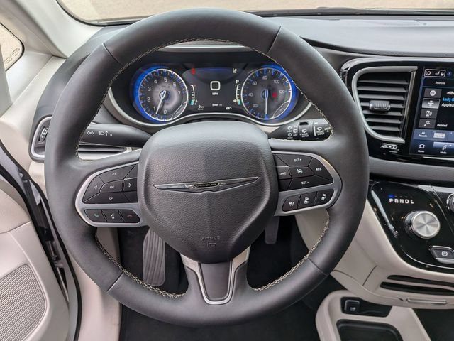 Used 2024 Chrysler Pacifica Touring-L FWD image 18