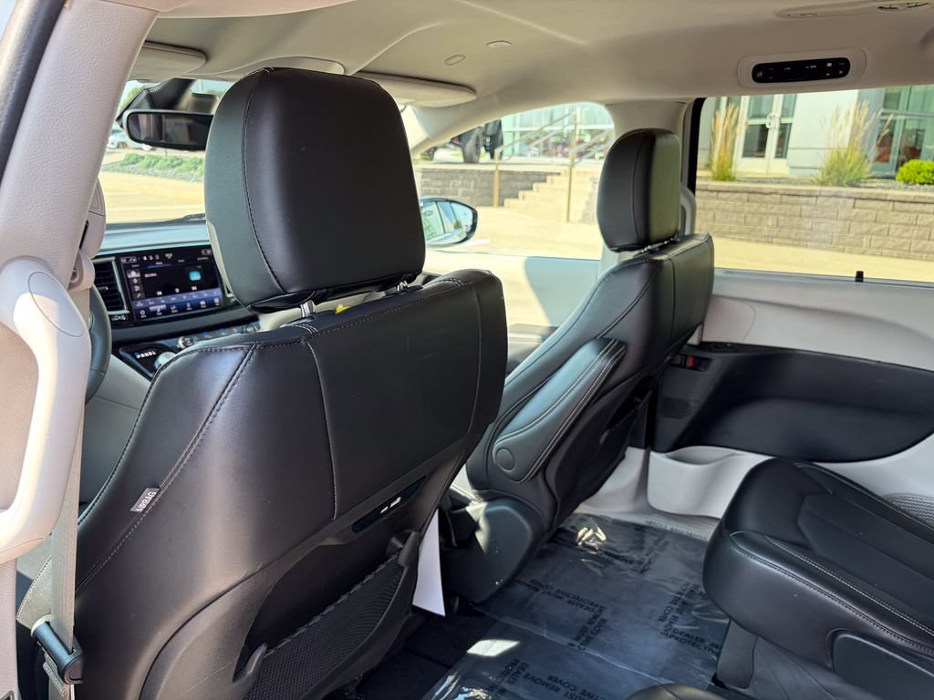 Used 2024 Chrysler Pacifica Touring-L FWD image 13