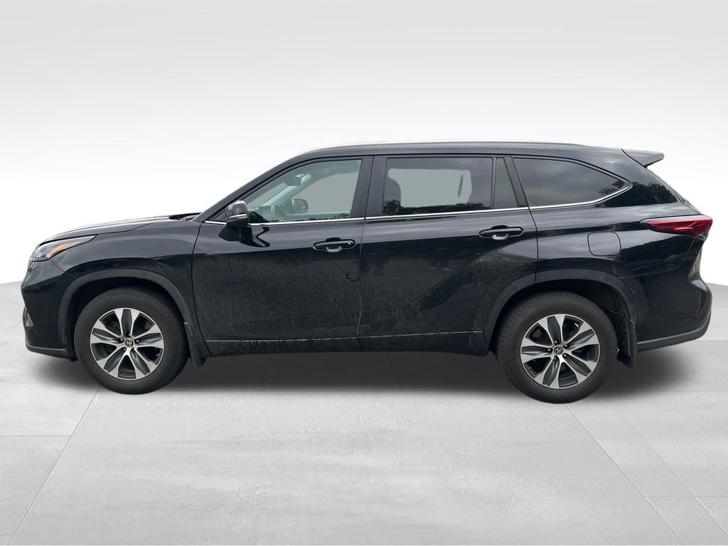 Used 2023 Toyota Highlander XLE AWD/4WD image 2