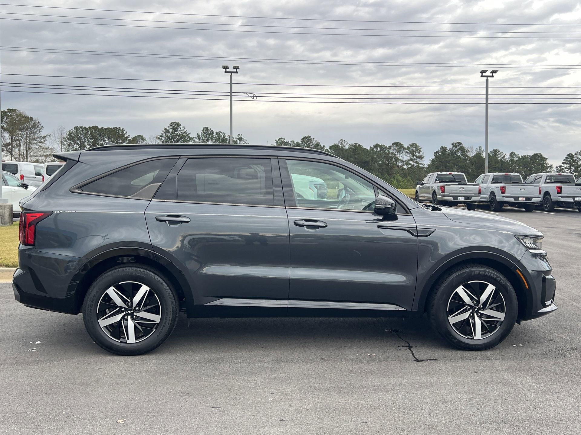 Used 2022 Kia Sorento S w/ Panoramic Sunroof Package image 2