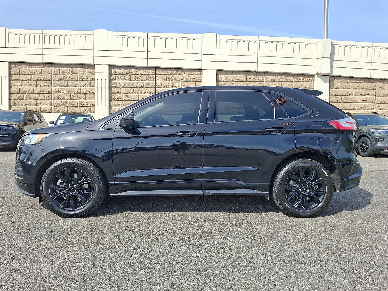 Certified 2022 Ford Edge SE w/ Black Appearance Package image 5