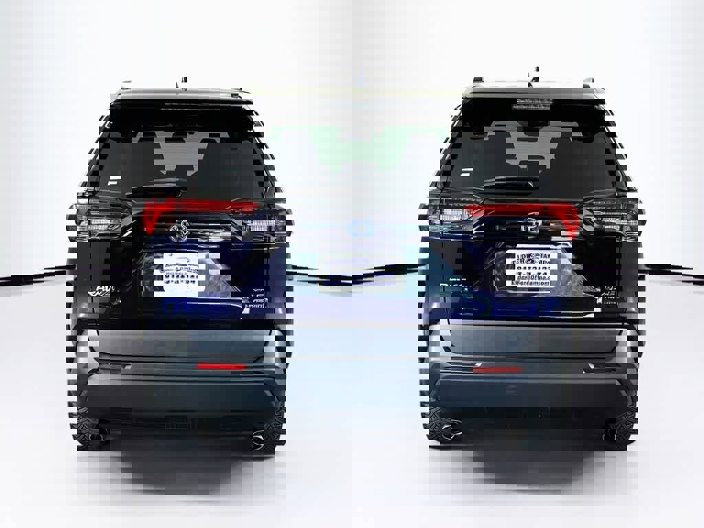 Used 2021 Toyota RAV4 XLE Premium image 5