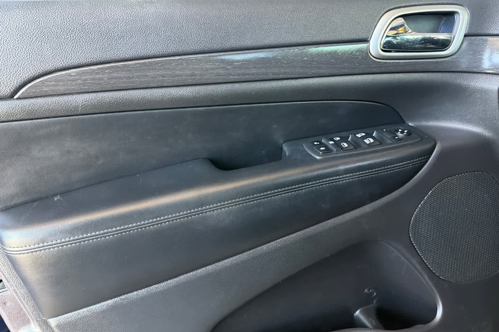 Used 2018 Jeep Grand Cherokee Altitude AWD/4WD image 12