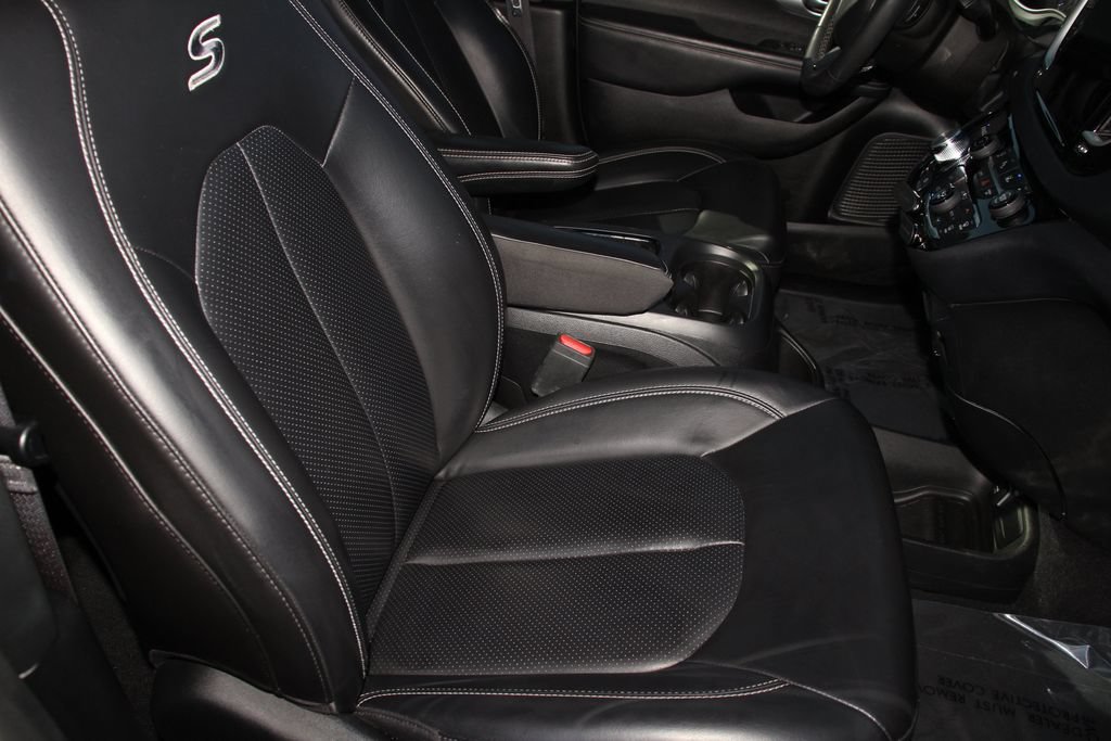 Used 2023 Chrysler Pacifica Touring-L w/ Uconnect Theater Family Group FWD image 30